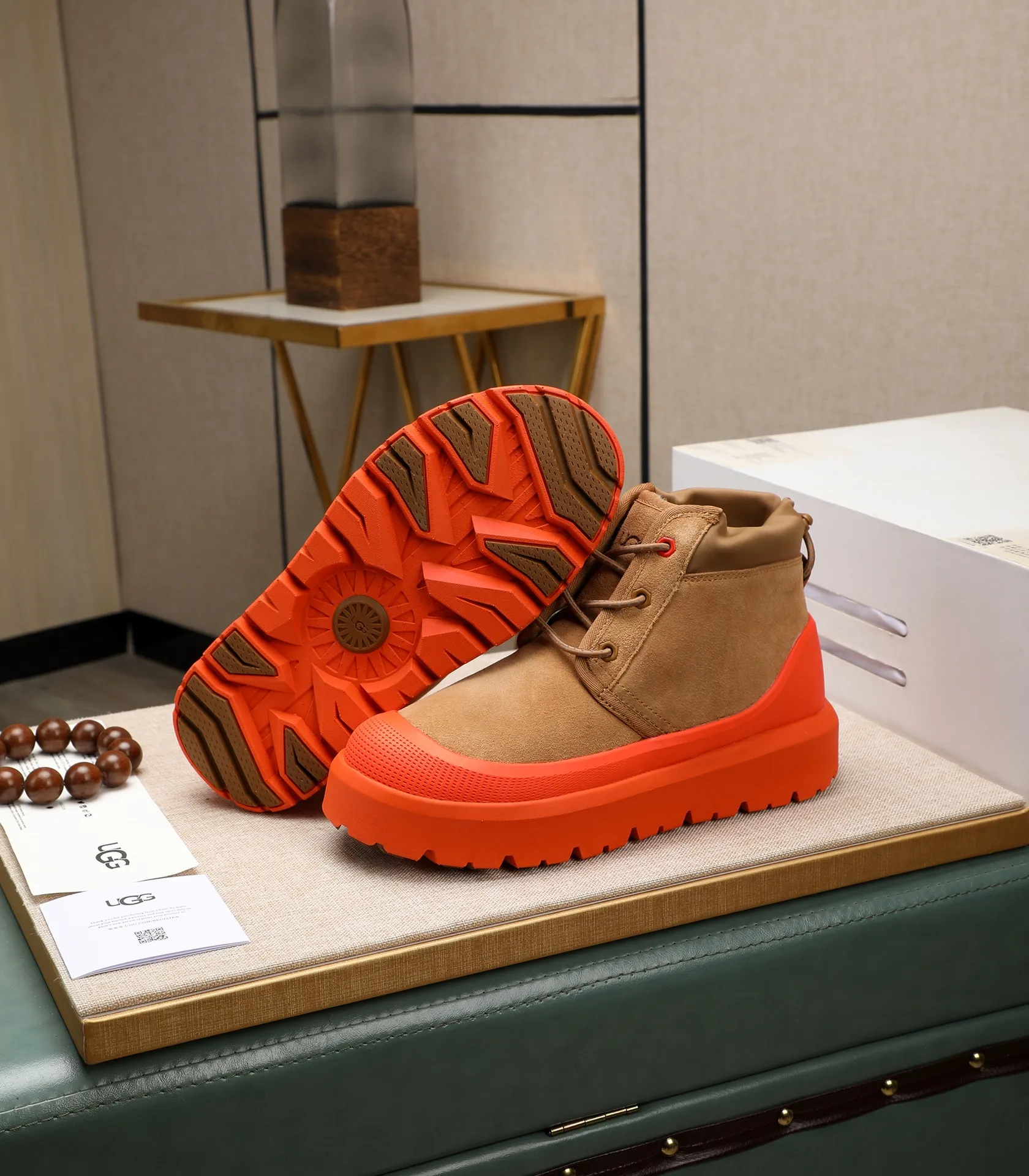 Men's shoes 💰580 (same style for men and women) Please pay attention to the quality of the original order and compare the thickness of the wool 🏮🏮The popular UGG is from Australia's warm luxury brand men's shoes, the official website is synchronized, Beckham men's style..., made of imported first-layer waxed cowhide, waxed toe cap, Australian real wool velvet lining Carefully sewn...Imported rubber Martin boots outsoles (comfortable, soft and wear-resistant). I really like the quality..Exquisite workmanship. You won't be able to put it down at first sight. Sizes 35-44